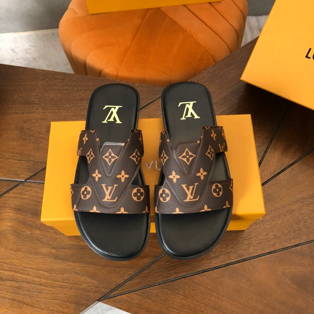 Factory price: 270💰LV counters are selling new brand luxury men's slippers, casual, loose and comfortable. The must-have model in the picture above [Happy][Happy], multiple colors available Size: 38-44, customized 45